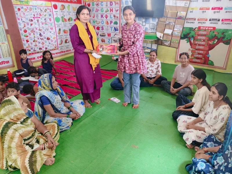 प्रभात फेरी से गूंजा साक्षरता का संदेश, नवसाक्षरों का हुआ सम्मान