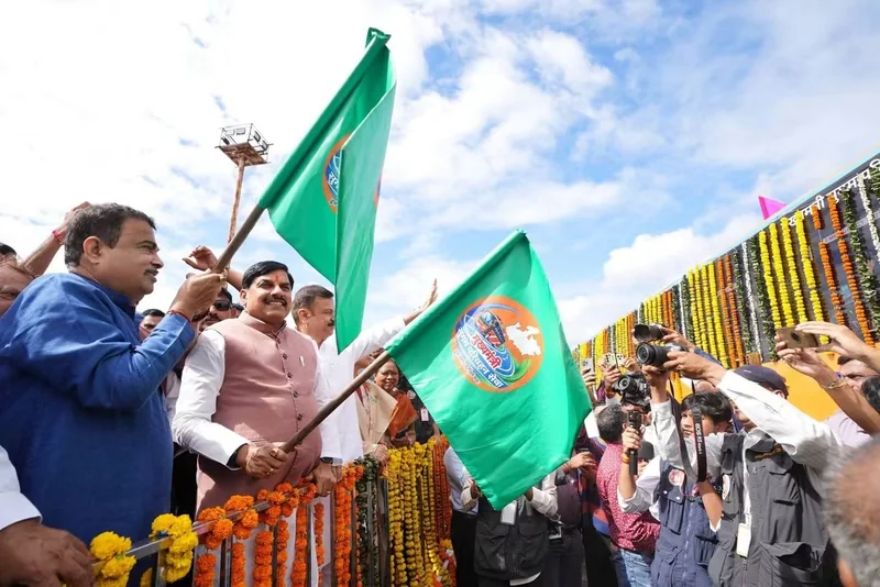 मुख्यमंत्री एवं केंद्रीय परिवहन मंत्री ने भोपाल से प्रदेश की 350 बसों को दिखाई हरी झंडी प्रदेश का पहला शहर…