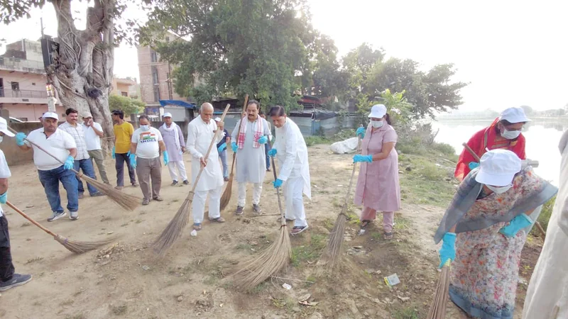 स्वच्छता ही सेवा कार्यक्रम में सहभागिता कर दिया स्वच्छता का संदेश स्वच्छताकर्मियों को फूलमाला और मेडल पहनाकर…