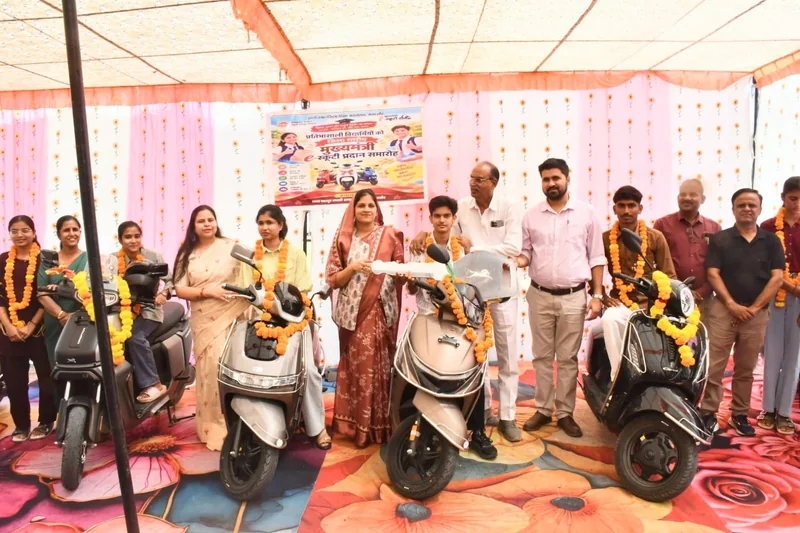 म.प्र. शासन की ई. स्कूटी वितरण योजना: 16 मेधावी छात्र-छात्राओं को मिली स्कूटी